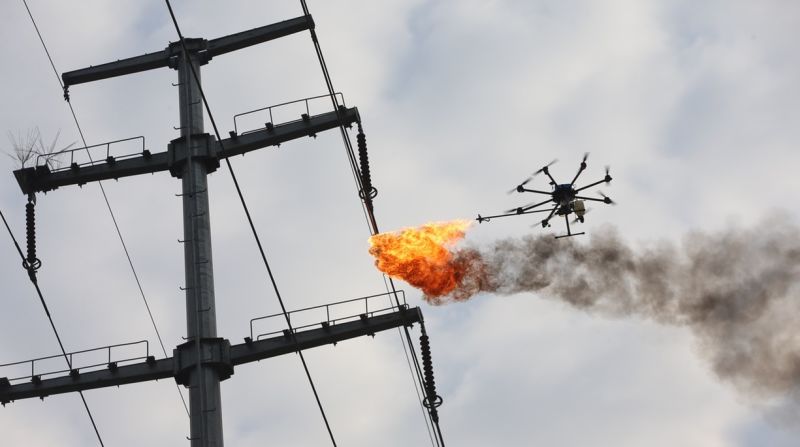  En China están usando drones con lanzallamas para eliminar la basura de los cableados eléctricos